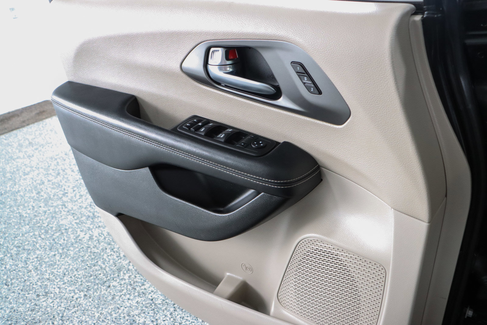 Used 2023 Chrysler Pacifica Touring-L image 21