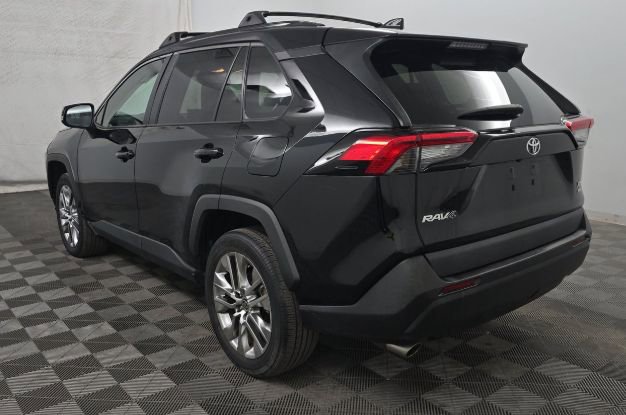 Used 2021 Toyota RAV4 XLE Premium image 3