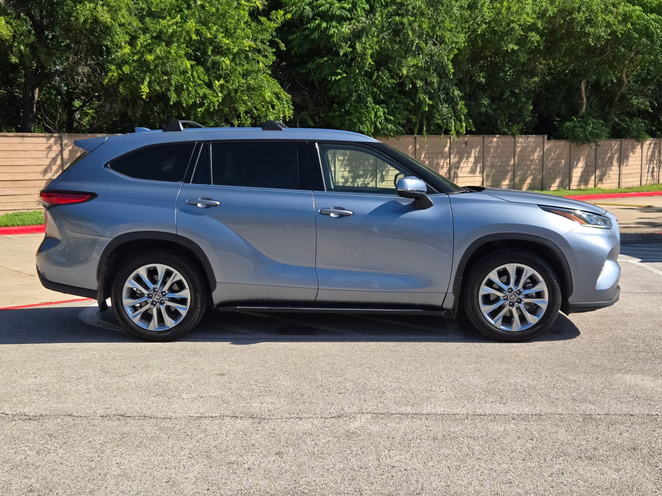 Used 2020 Toyota Highlander Limited FWD image 2