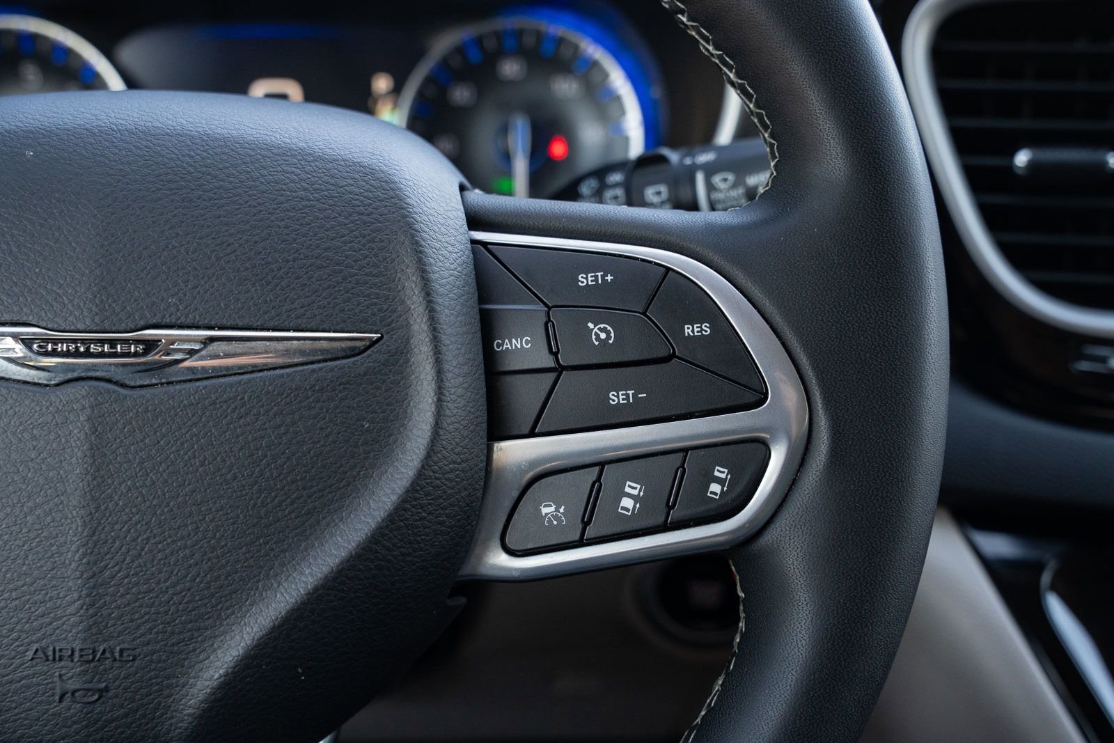 Used 2023 Chrysler Pacifica Touring-L image 28