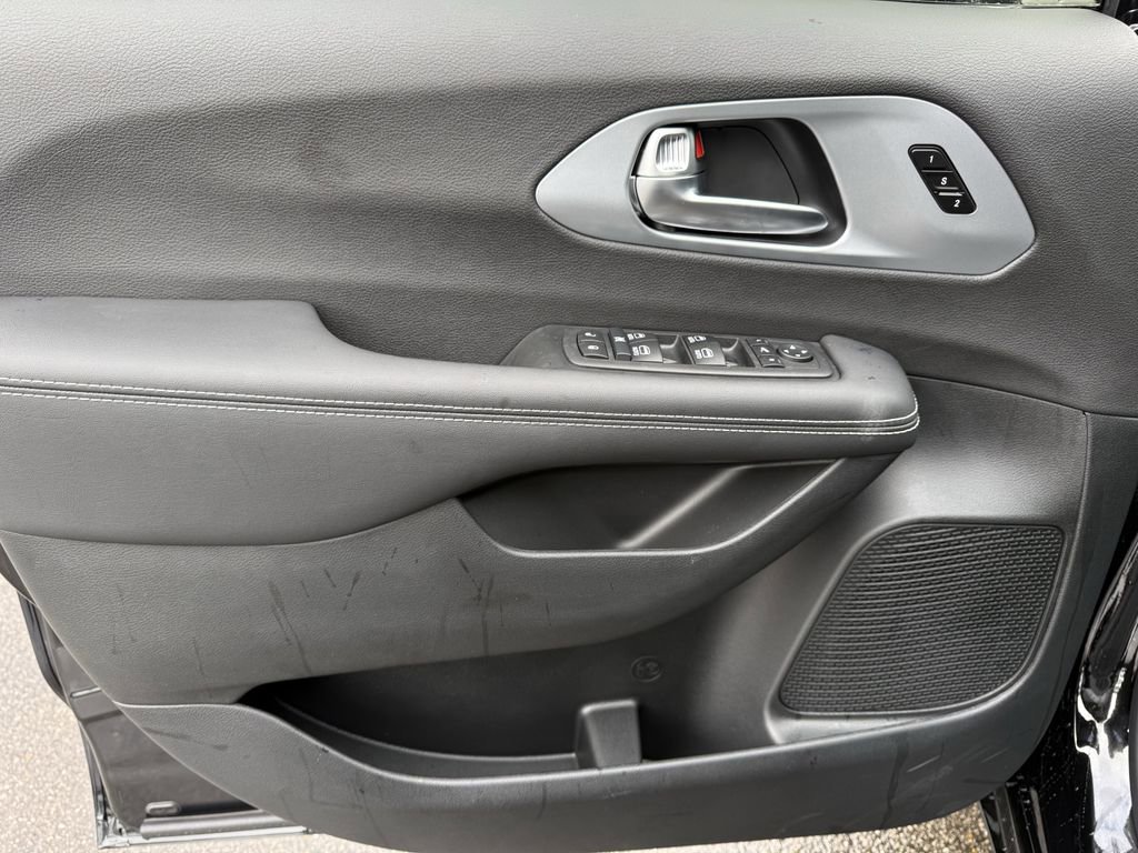 New 2026 Chrysler Pacifica Limited image 23