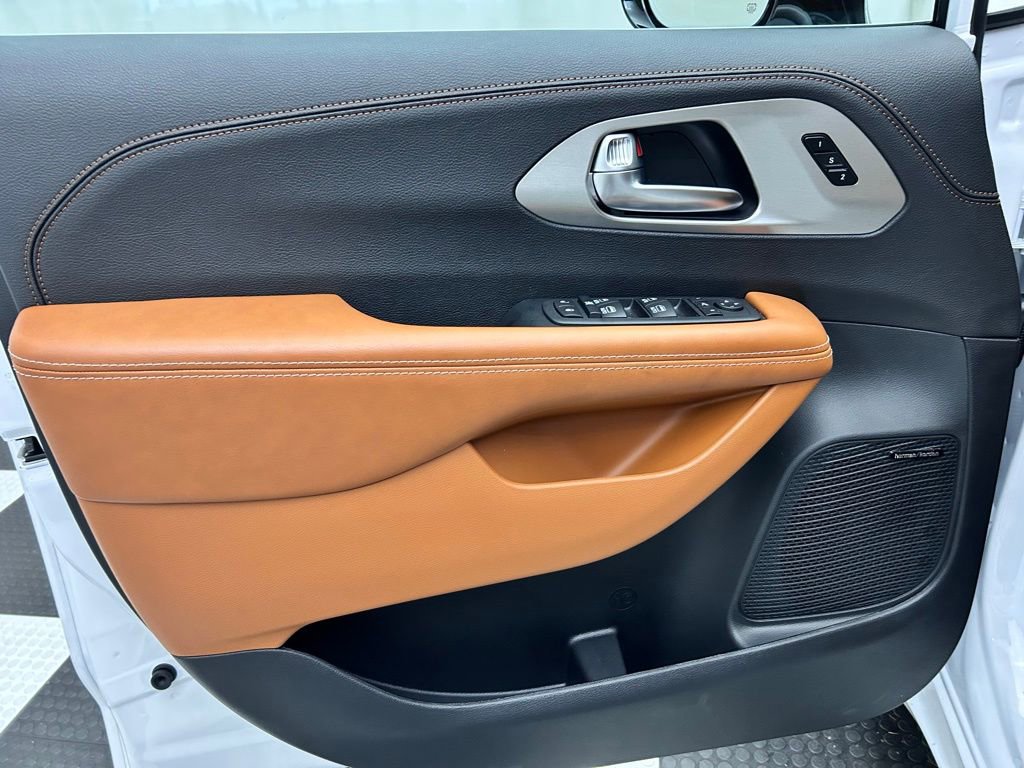 New 2026 Chrysler Pacifica Pinnacle w/ Trailer Tow Group image 9