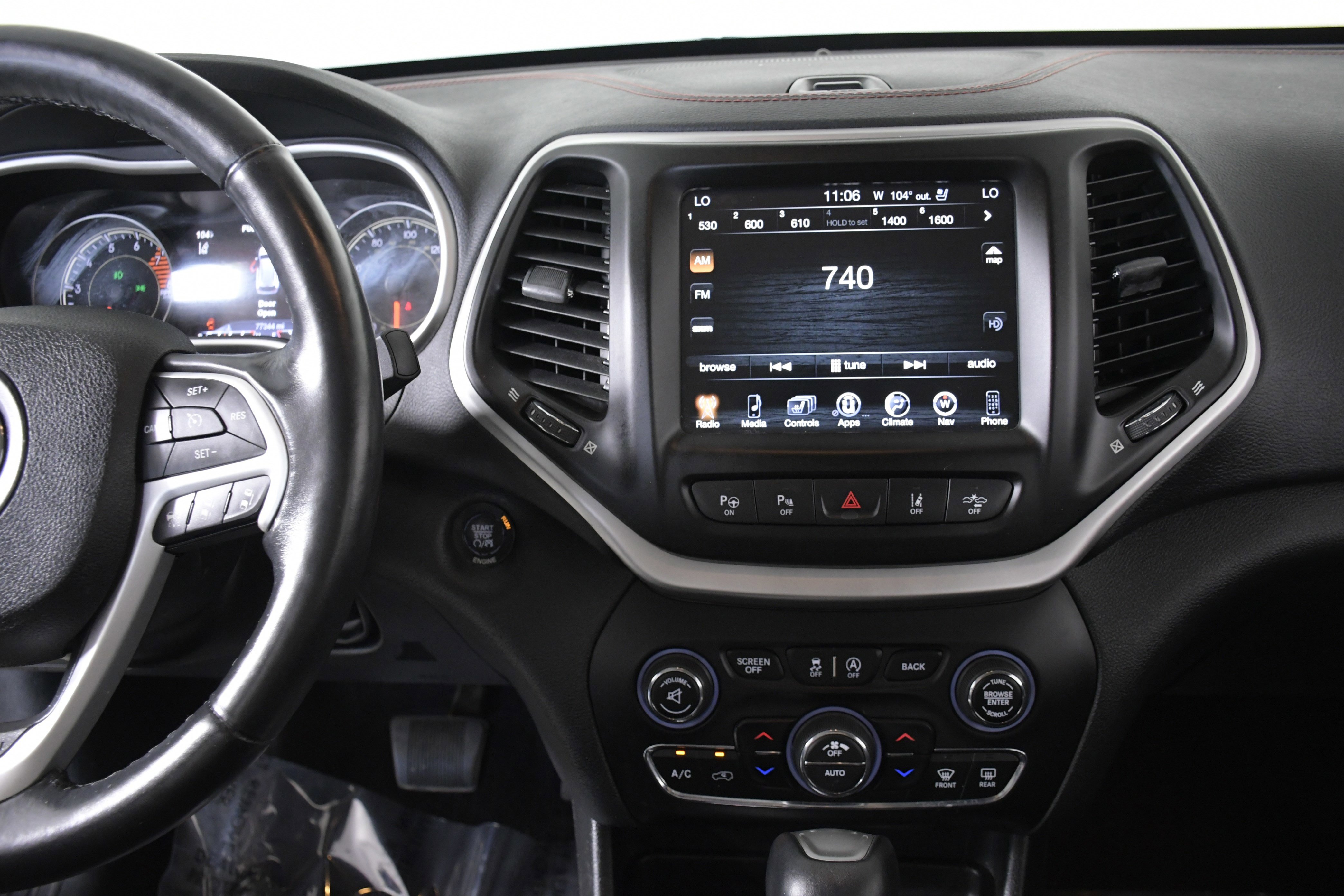 Used 2016 Jeep Cherokee Trailhawk w/ Comfort/Convenience Group image 15