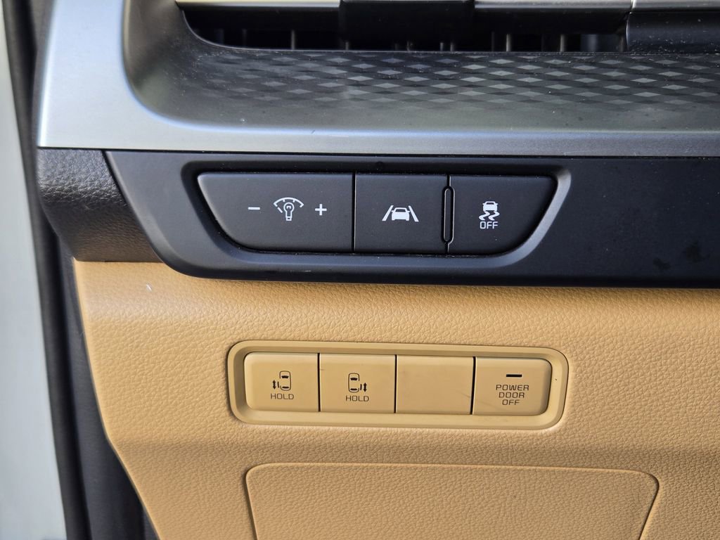 Used 2022 Kia Carnival LX image 21