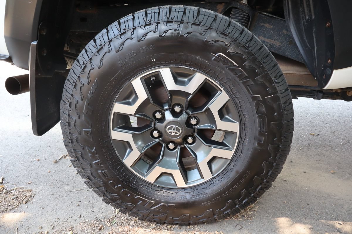 Used 2017 Toyota Tacoma TRD Off-Road w/ Premium & Technology Package AWD/4WD image 44