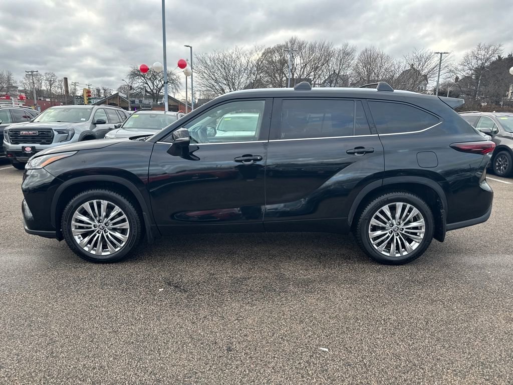Used 2024 Toyota Highlander Platinum image 4