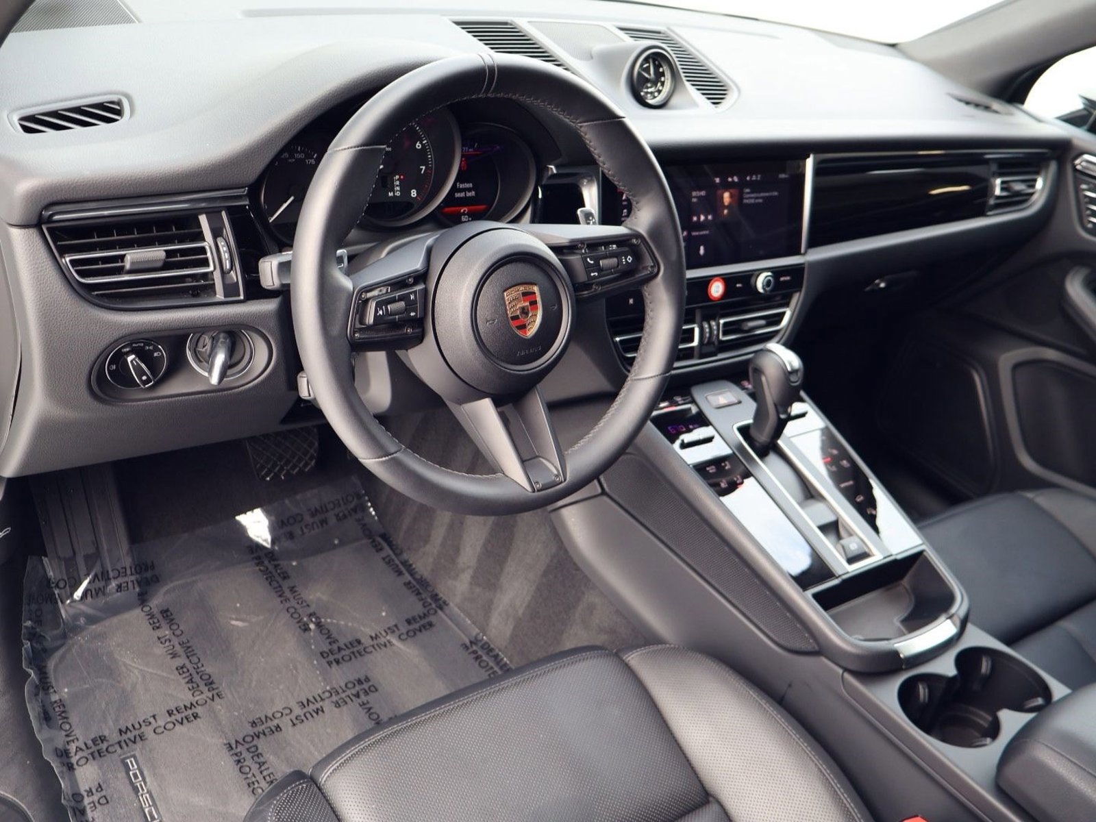 Certified 2025 Porsche Macan AWD/4WD image 4