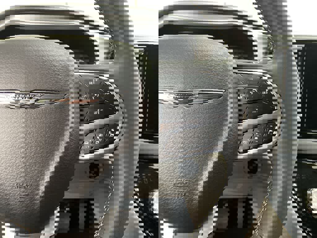 Used 2024 Chrysler Pacifica Touring-L image 23