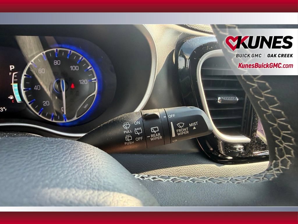 Used 2023 Chrysler Pacifica Touring-L FWD image 22