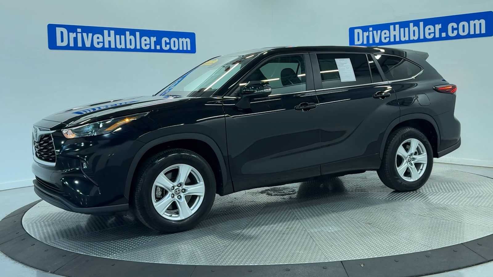 Used 2025 Toyota Highlander LE FWD image 4