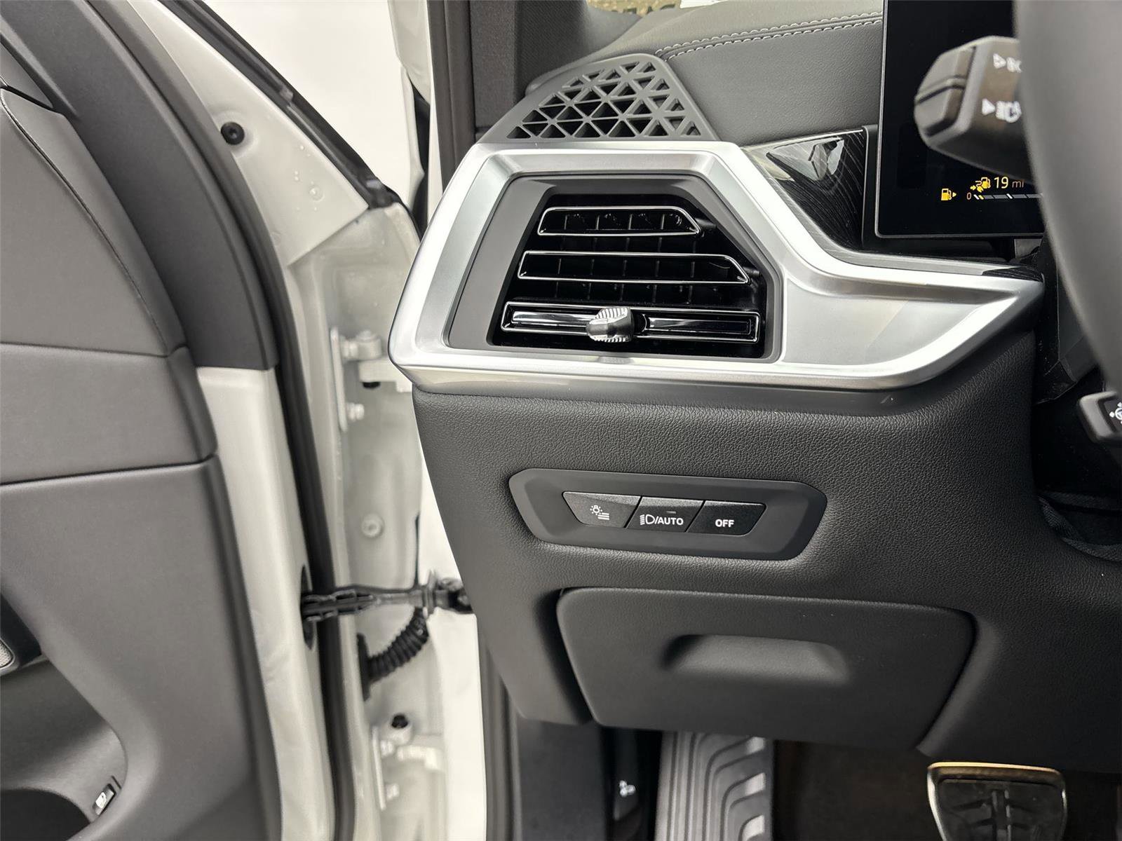 New 2026 BMW X5 xDrive50e image 31