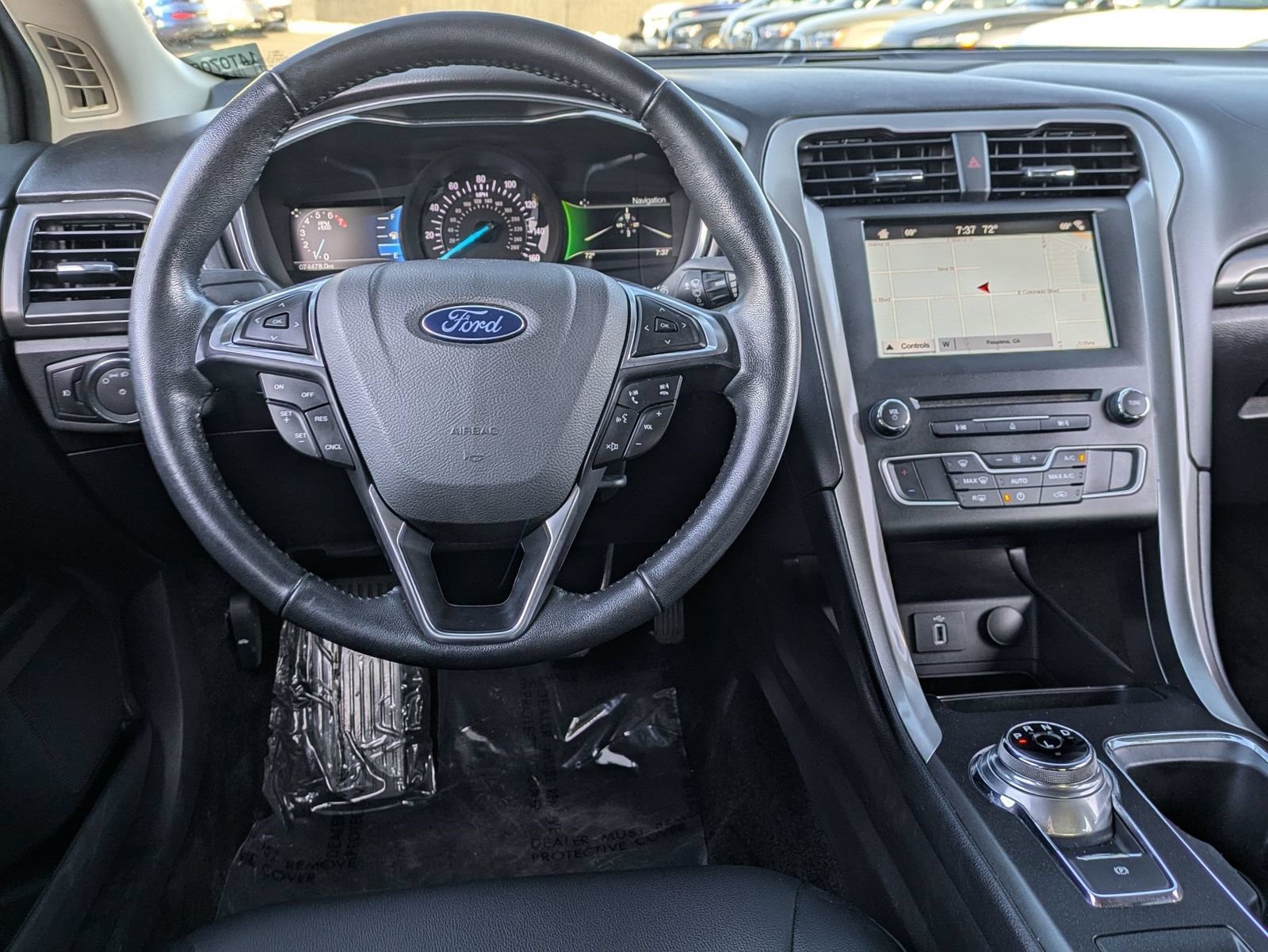 Used 2017 Ford Fusion SE w/ Equipment Group 201A FWD image 16