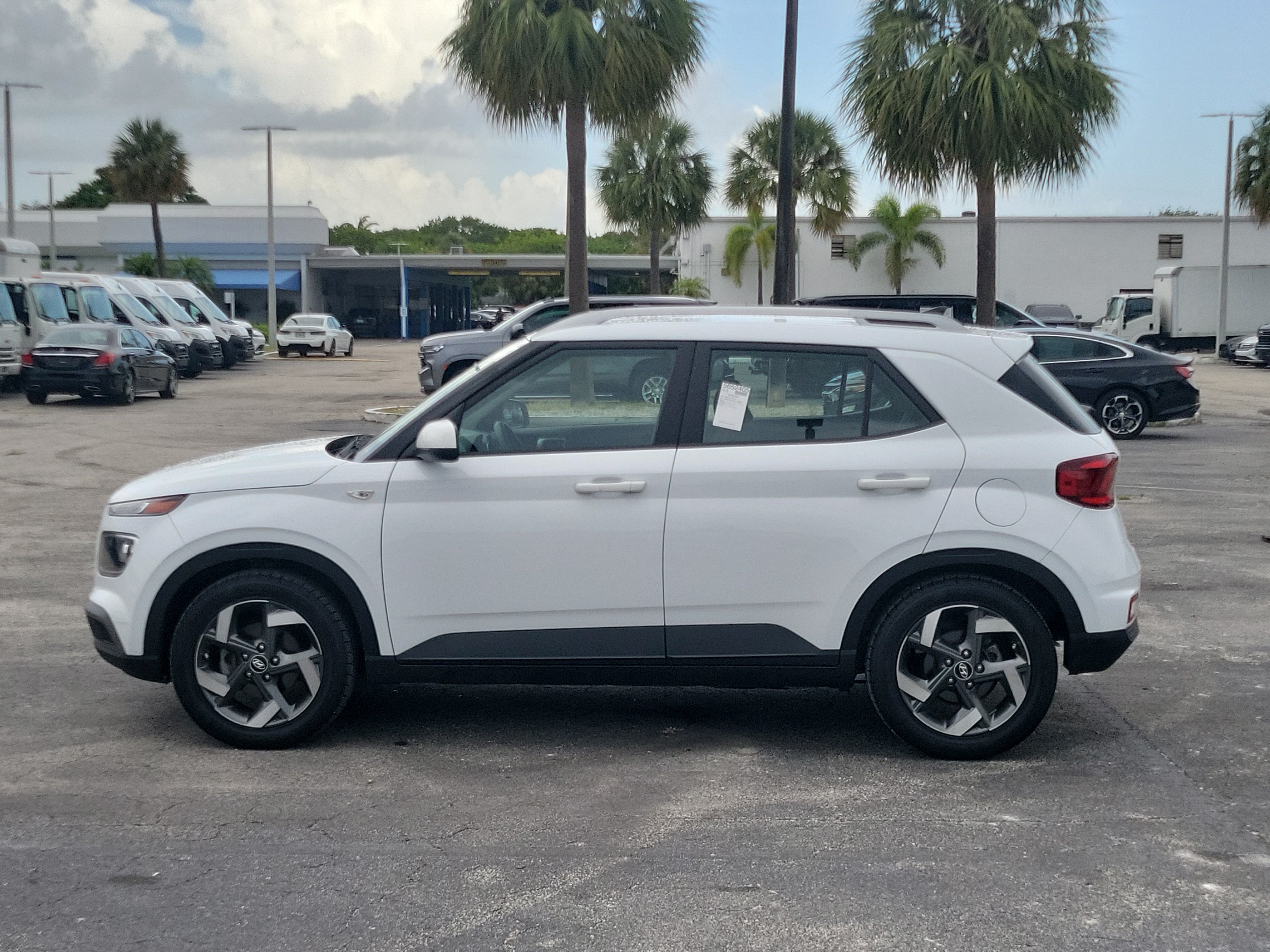 Used 2021 Hyundai Venue SEL FWD image 6