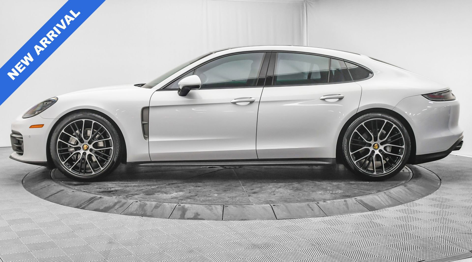 Used 2022 Porsche Panamera Platinum Edition image 4