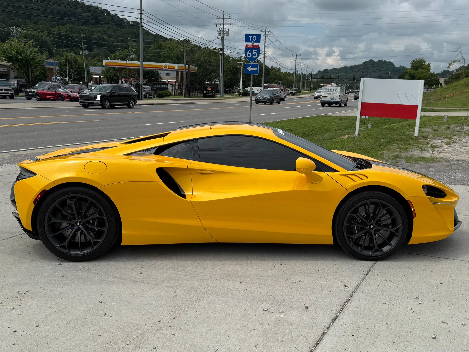 Used 2024 McLaren Artura RWD image 9