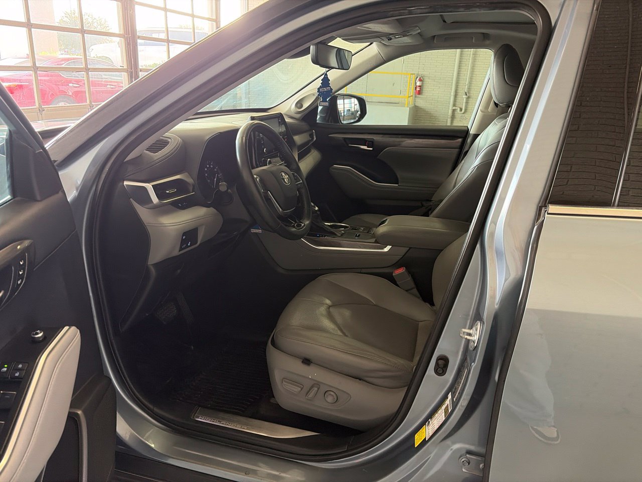 Used 2021 Toyota Highlander Limited FWD image 10