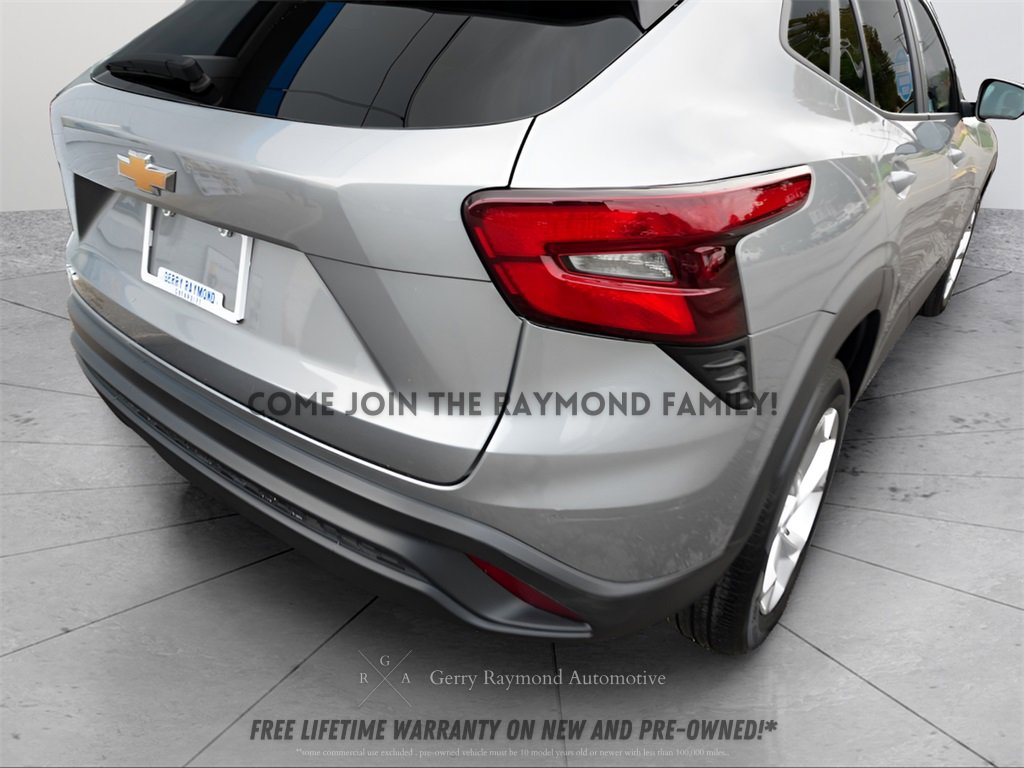 Used 2025 Chevrolet Trax LS w/ LS Convenience Package image 7