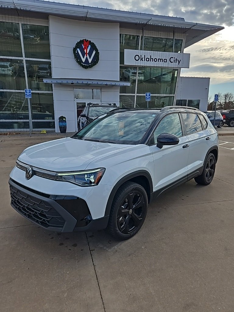 Used 2025 Volkswagen Taos SE image 1
