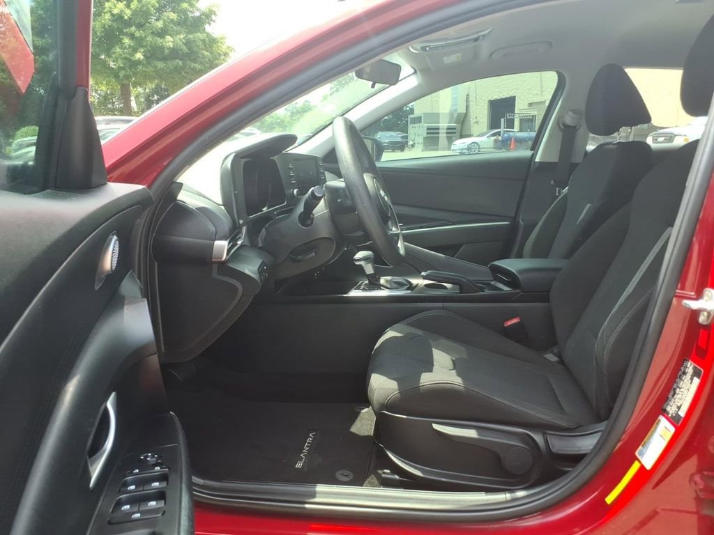 Used 2022 Hyundai Elantra SE w/ Cargo Package FWD image 15