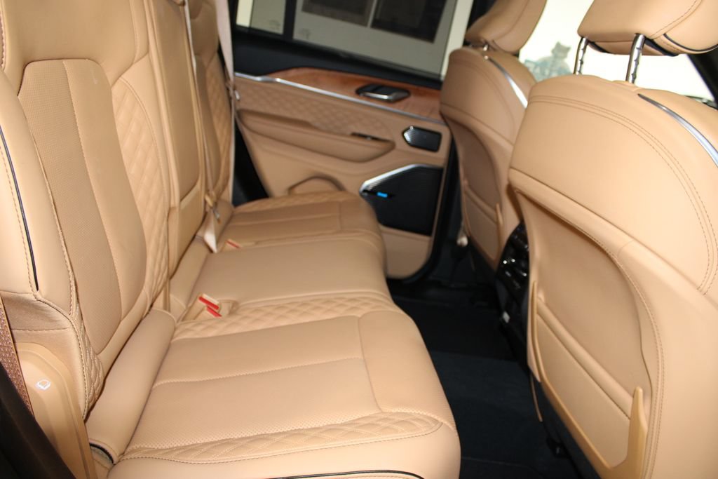 Used 2024 Jeep Grand Cherokee Summit AWD/4WD image 33