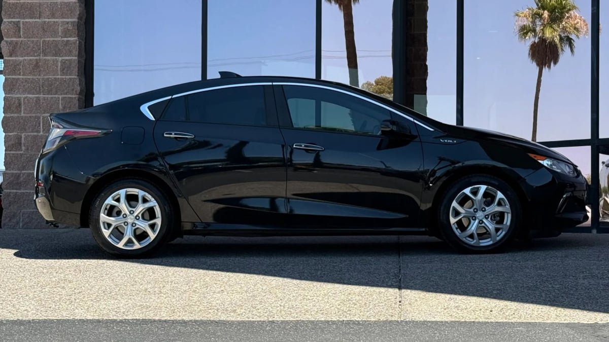 Used 2018 Chevrolet Volt Premier w/ Driver Confidence Package FWD image 15