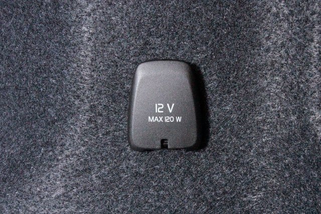 Certified 2025 Volvo XC40 B5 Plus image 36