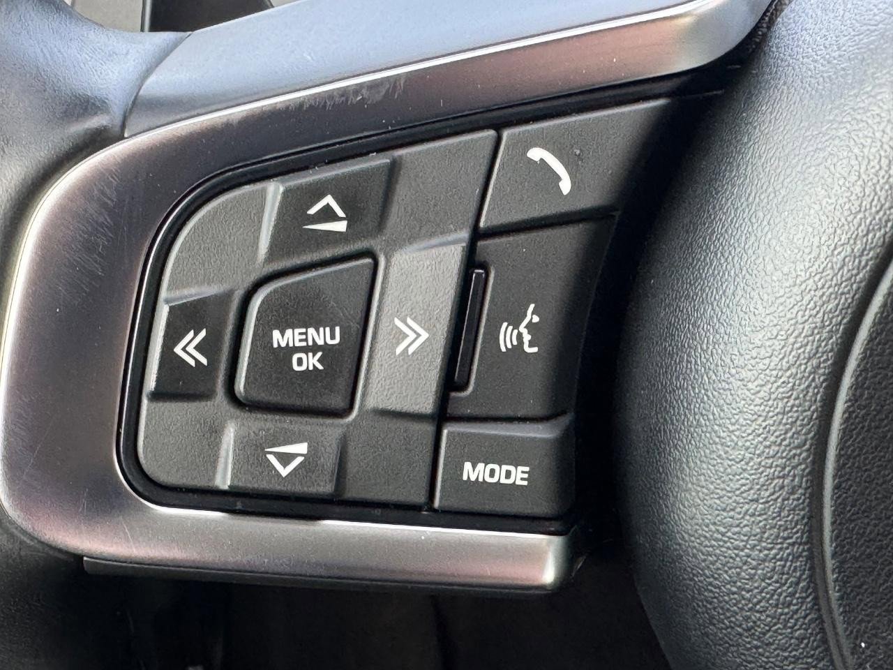 Used 2020 Jaguar E-PACE SE image 21