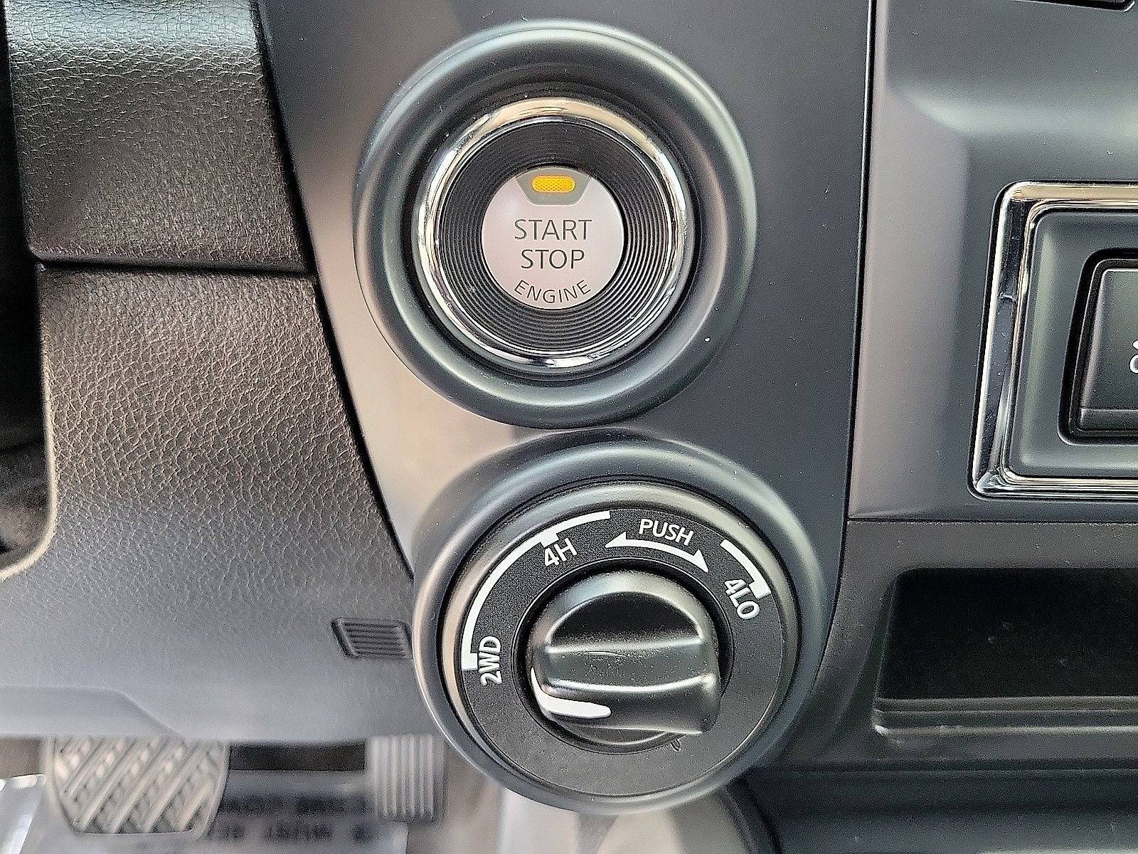 Used 2024 Nissan Titan SV w/ SV Convenience Package AWD/4WD image 16