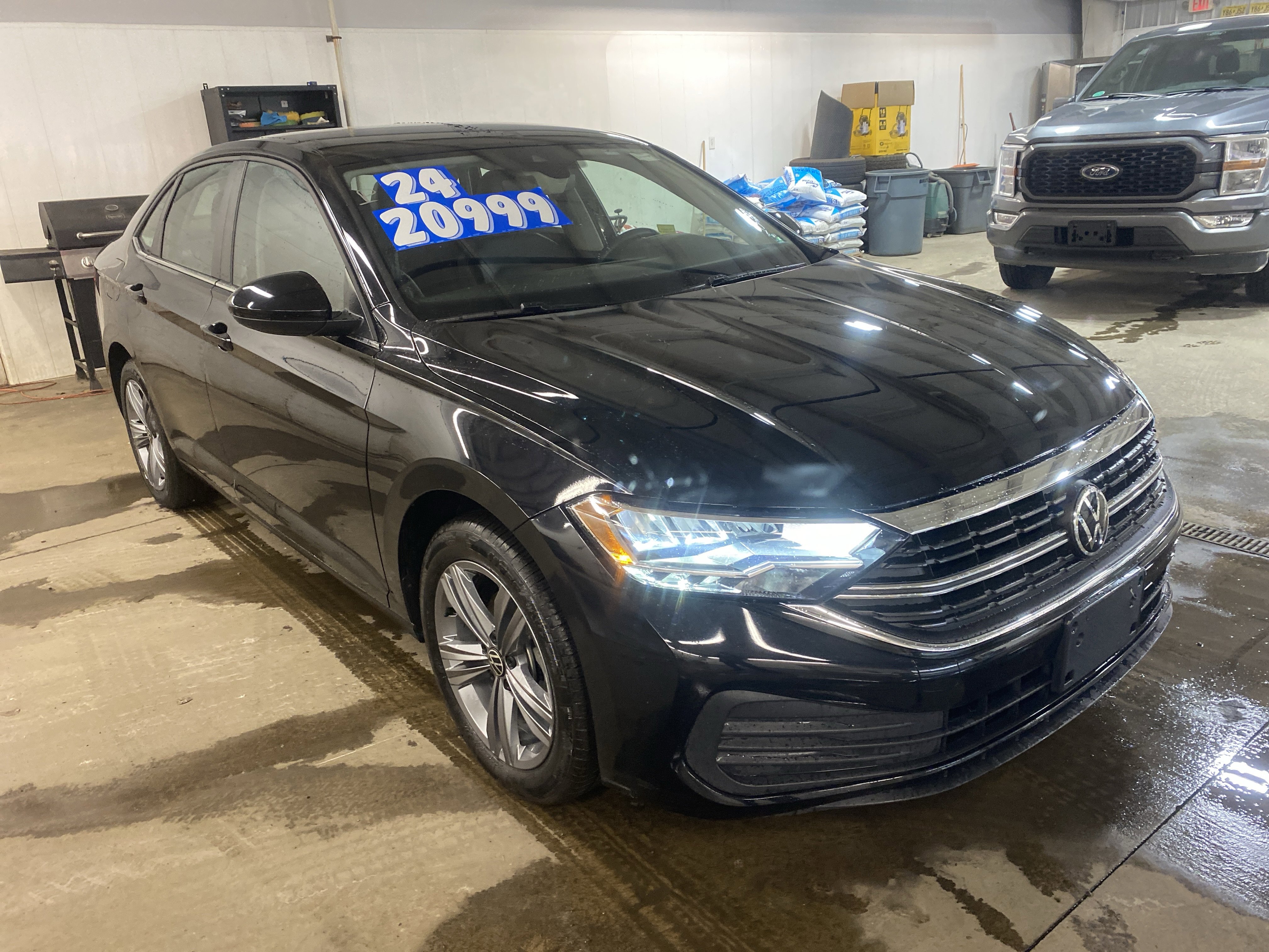 Used 2024 Volkswagen Jetta SE image 3