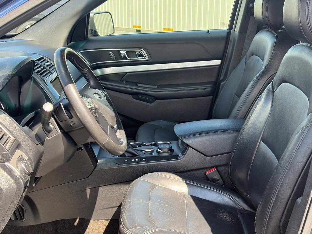 Used 2016 Ford Explorer XLT w/ Equipment Group 202A AWD/4WD image 4