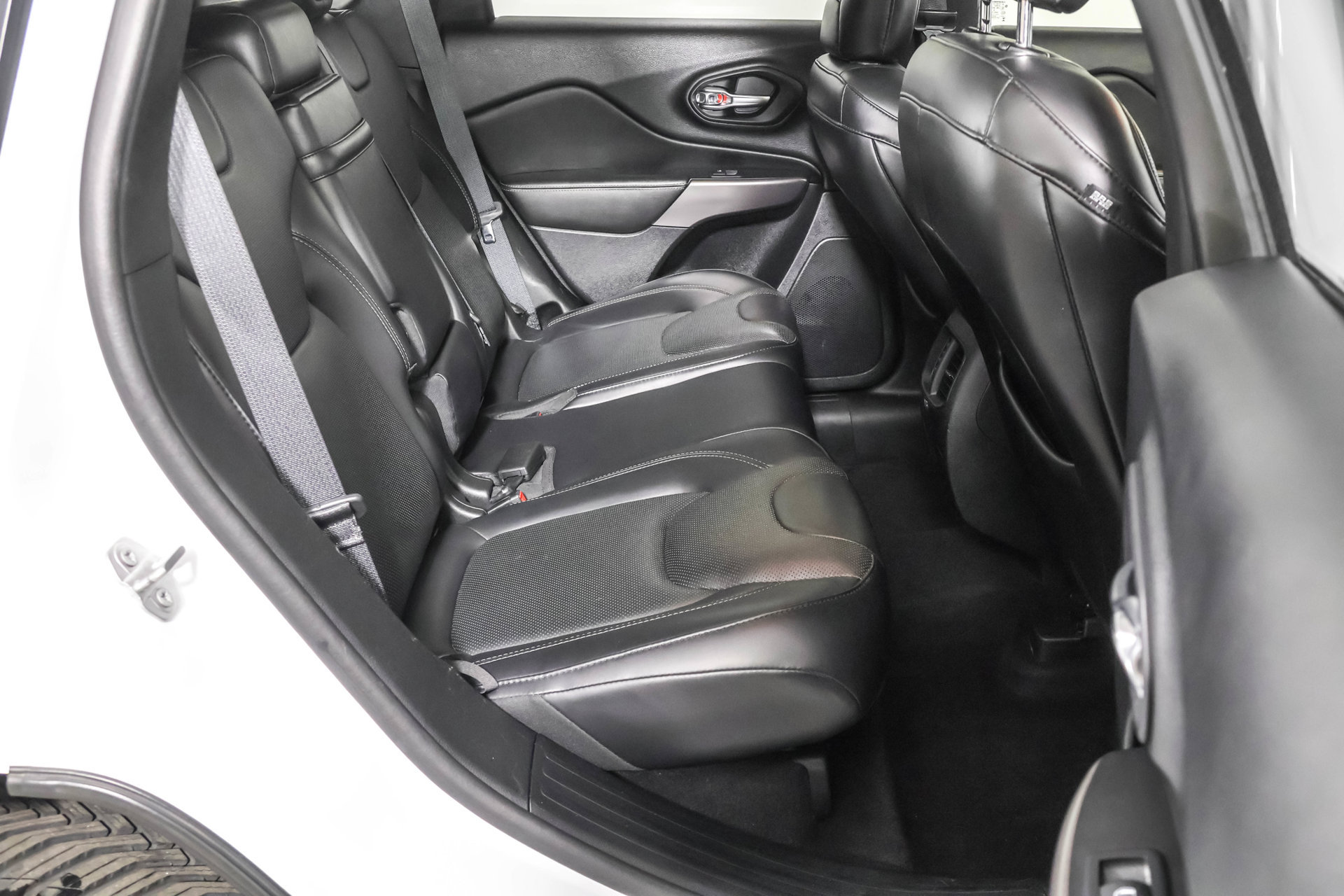 Used 2019 Jeep Cherokee Overland w/ Technology Group AWD/4WD image 42
