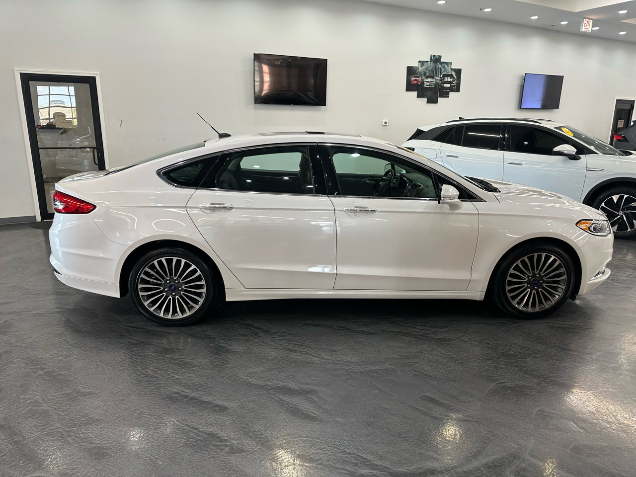 Used 2017 Ford Fusion SE w/ Fusion SE Technology Package image 4