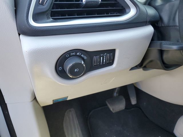 Used 2024 Chrysler Pacifica Touring-L FWD image 17