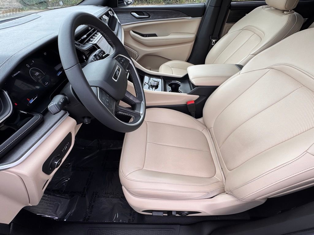 Used 2023 Jeep Grand Cherokee Limited w/ Luxury Tech Group II image 17