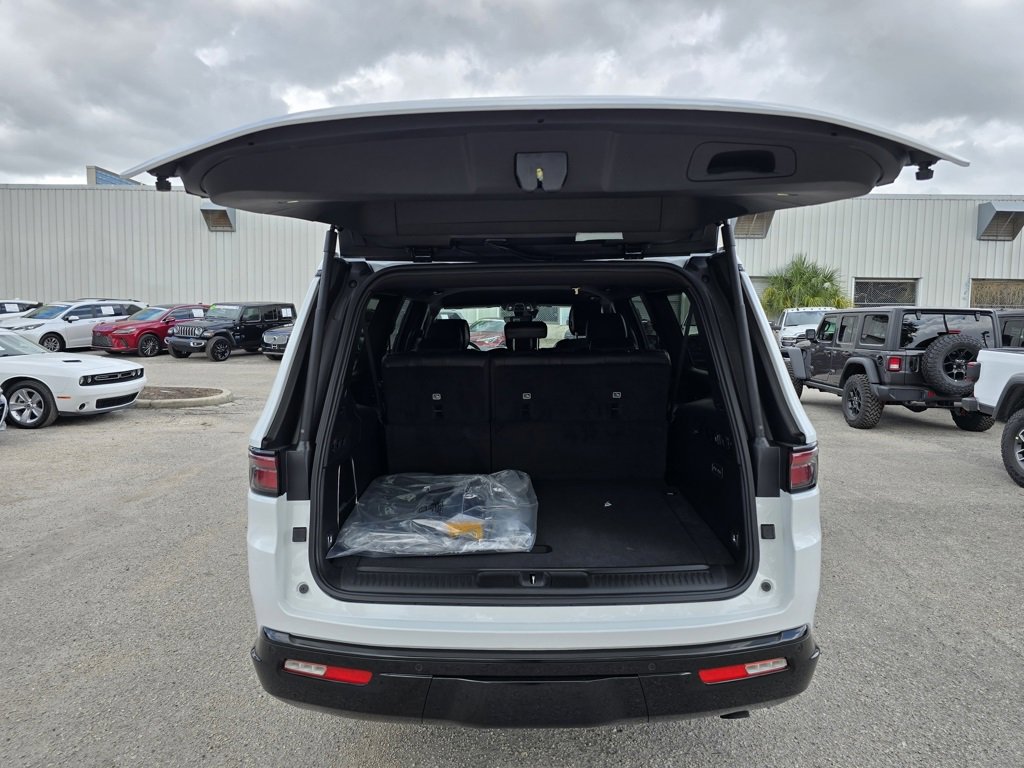 New 2025 Jeep Wagoneer L Series II w/ HD Trailer Tow Package w/25F image 39