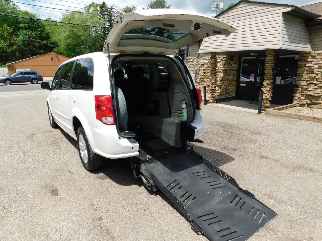 Used 2013 Dodge Grand Caravan SE image 3