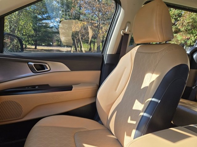 Used 2024 Kia Carnival LX image 31