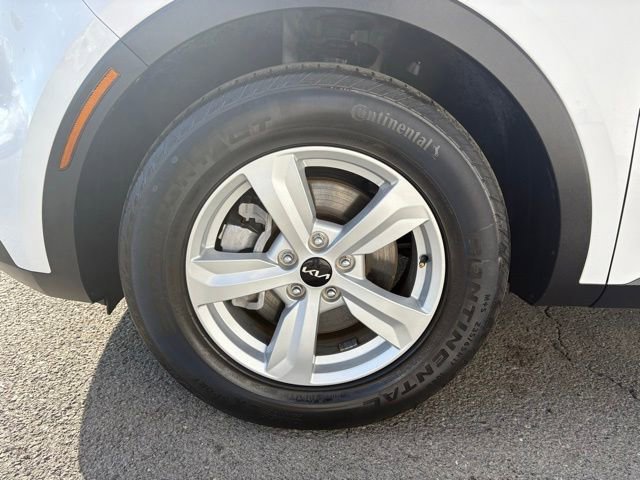 Used 2023 Kia Sorento LX image 6