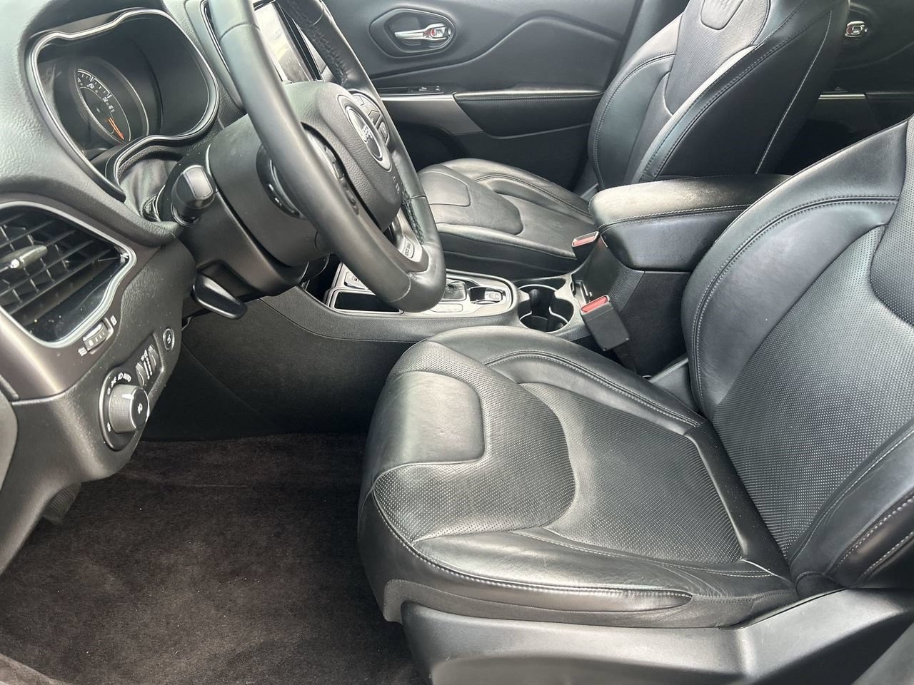 Used 2019 Jeep Cherokee Limited w/ Luxury Group FWD image 16