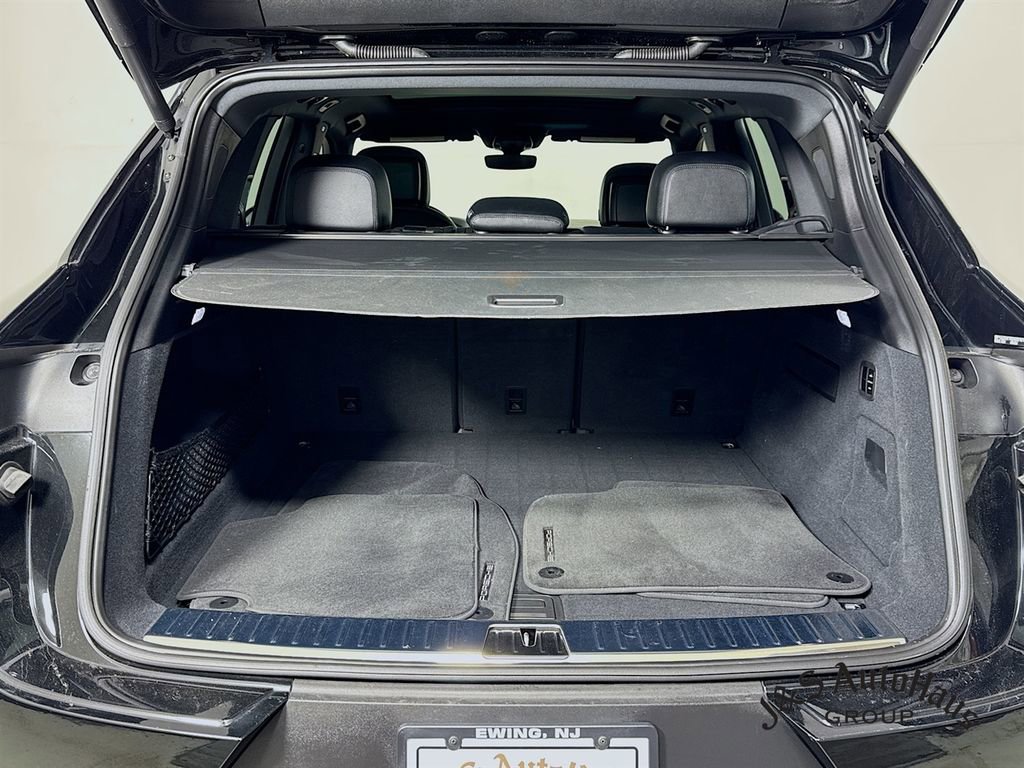 Used 2024 Porsche Cayenne w/ Premium Package image 34