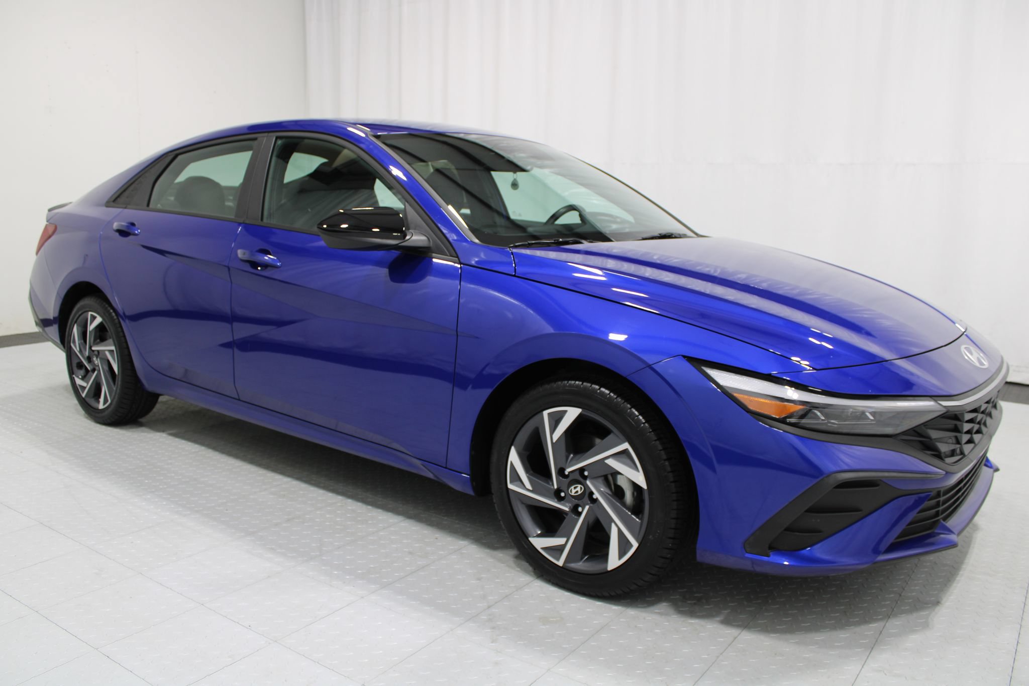 Used 2025 Hyundai Elantra Sport FWD image 4