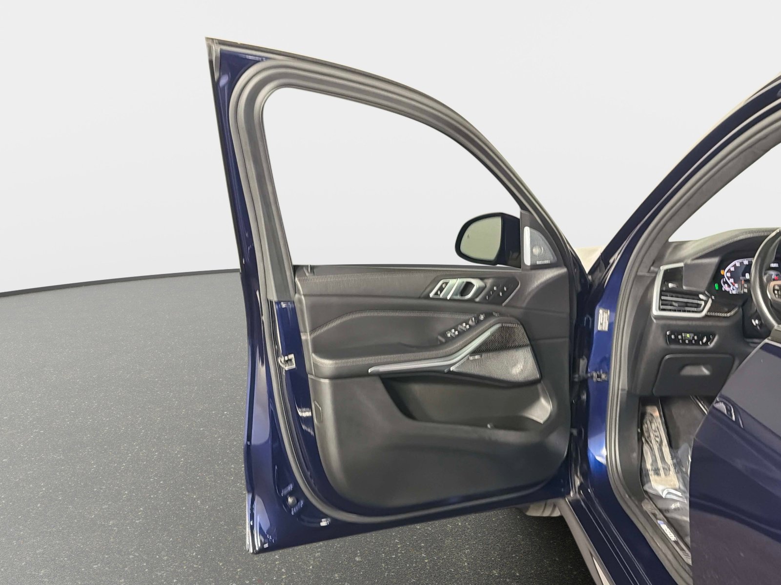 Used 2021 BMW X5 M50i w/ Executive Package image 35