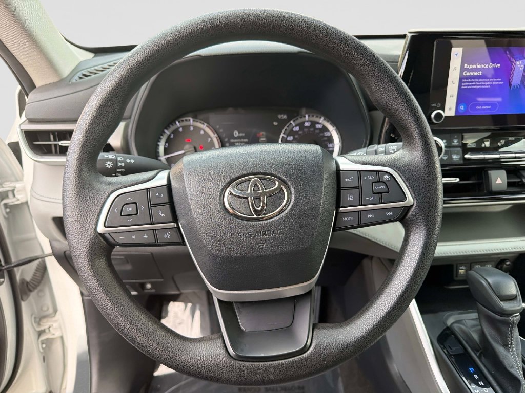 Used 2023 Toyota Highlander L FWD image 32