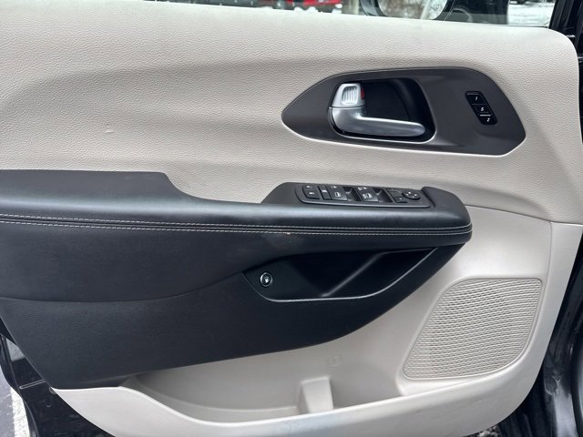 Used 2024 Chrysler Pacifica Select image 19