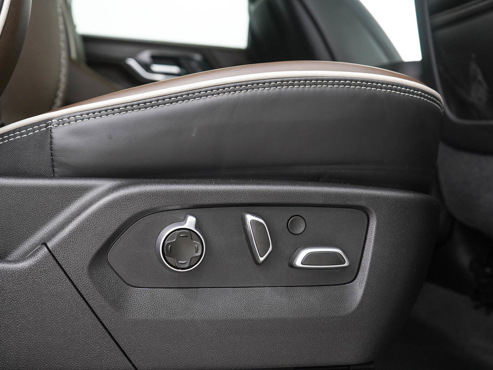 Used 2025 GMC Yukon Denali Ultimate AWD/4WD image 15