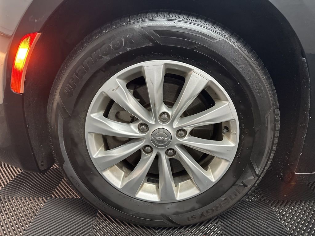 Used 2017 Chrysler Pacifica Touring-L image 38