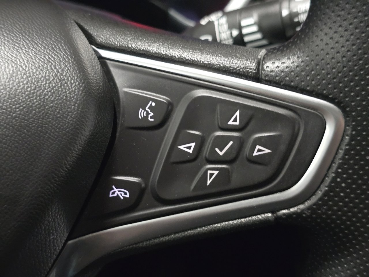 Used 2022 Chevrolet Equinox LT w/ LPO, Floor Liner Package FWD image 28