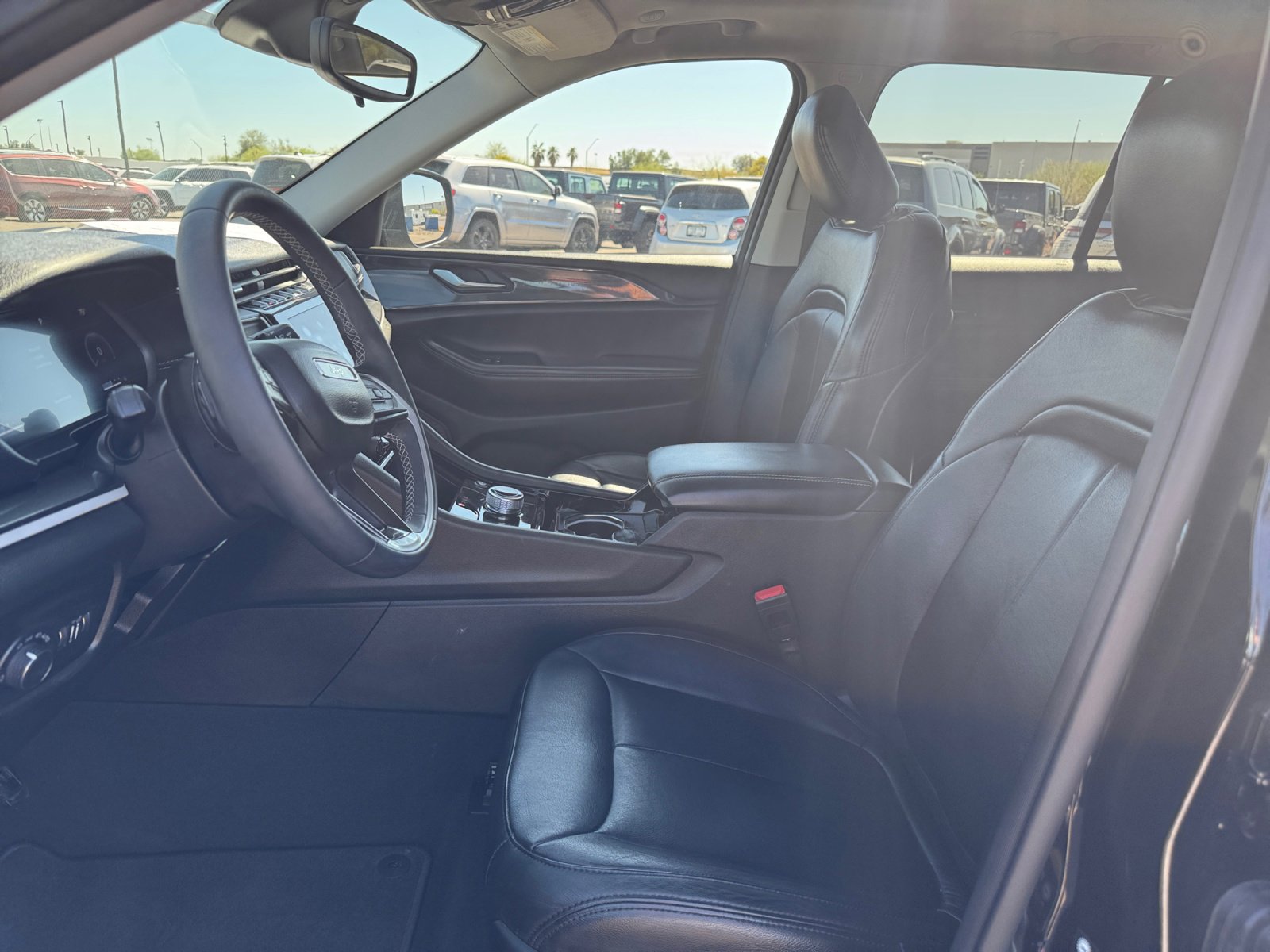 Used 2023 Jeep Grand Cherokee Laredo image 12