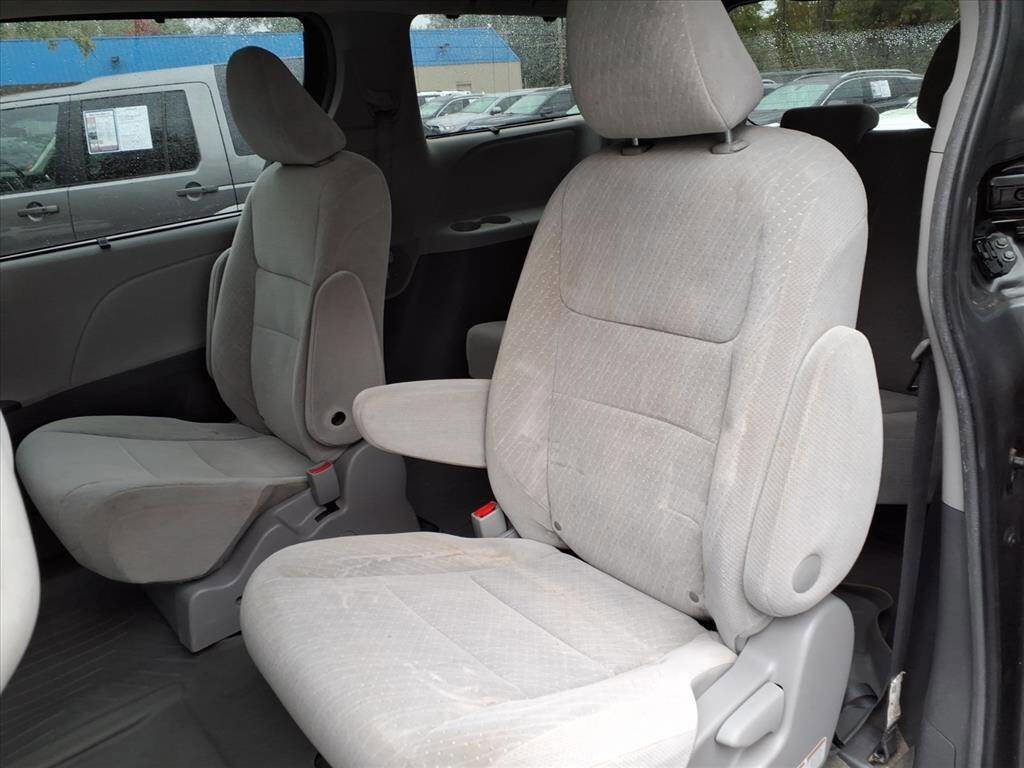 Used 2017 Toyota Sienna LE image 17