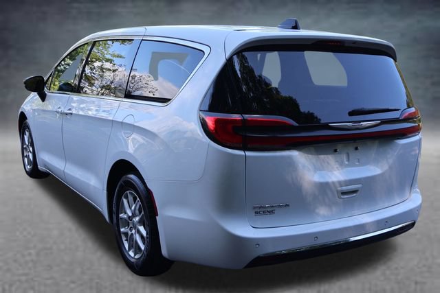 Used 2024 Chrysler Pacifica Touring-L FWD image 19
